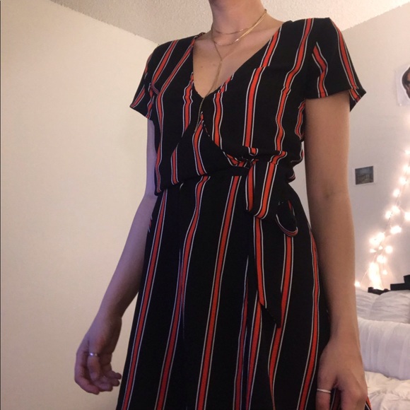 Red and black wrapover dress - Picture 2 of 2